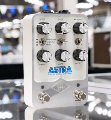 Universal Audio - Astra Modulation Machine Stereo Effects Pedal